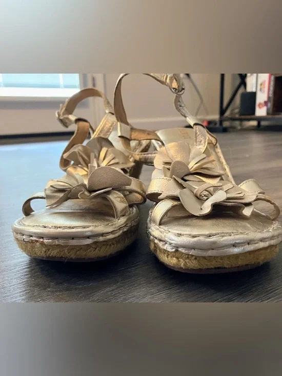 Born Strappy Gold Floral wedge sandals size 8 - Picture 2 of 6